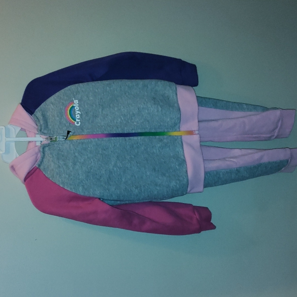 Gently used girl's 2 piece Crayola outfit. Size 4T